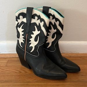Selling Dolce Vida mid calf cowgirl boots.